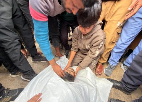 فلسطينيون ينعون جثمان رجل في مجمع ناصر الطبي بخان يونس جنوب قطاع غزة بعد وصوله إلى المستشفى إثر إصابته بجروح جراء غارة إسرائيلية، ١٠ يناير/كانون الثاني ٢٠٢٦. تصوير: محمد سلامة