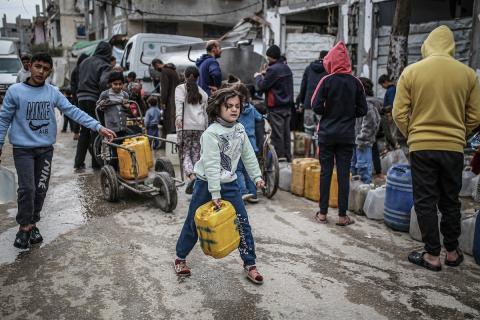 يملأ الفلسطينيون خزاناتهم بالمياه التي توزعها صهاريج المياه، وينقلونها إلى خيامهم في مخيم النصيرات وسط قطاع غزة، 29 يناير/كانون الثاني 2026. صورة: رمزي أبو عامر