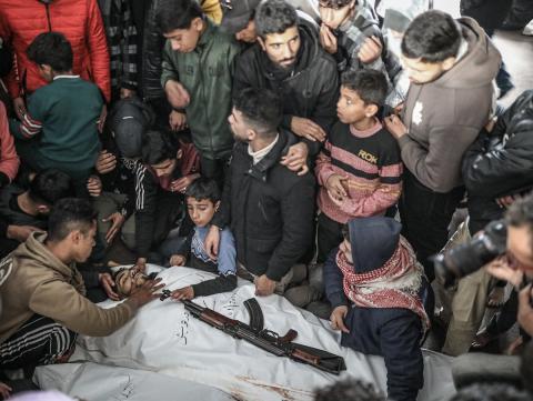 موكب جنازة فلسطينيين اثنين استشهدا في هجوم إسرائيلي على مخيم المغازي للاجئين وسط قطاع غزة. 30 يناير/كانون الثاني 2026. تصوير: رمزي أبو عامر