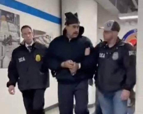 صورة نشرها حساب تابع للبيت الأبيض على «إكس» للرئيس الفنزويلي نيكولاس مادورو وهو رهن الاحتجاز بأحد مكاتب إدارة مكافحة المخدرات الأميركية في نيويورك (أ.ف.ب).jpeg