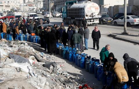 اصطفّ المواطنون الفلسطينيون في طوابير طويلة أمام محطات تعبئة الغاز في الخليل، وسط مخاوف من تفاقم أزمة نقص الغاز في الضفة الغربية، يناير/كانون الثاني 2026. صورة: مأمون وزواز