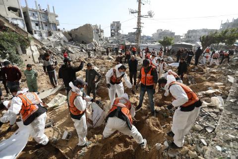 استخراج رفات 50 شهيدا دفنت خلال حرب الإبادة على قطاع غزة، من مقبرة مؤقتة في ساحات مسجد صلاح الدين بحي الزيتون، لنقلها إلى مقبرة دائمة في مدينة غزة، 25 يناير/كانون الثاني 2026. صورة: عمر أشتوي