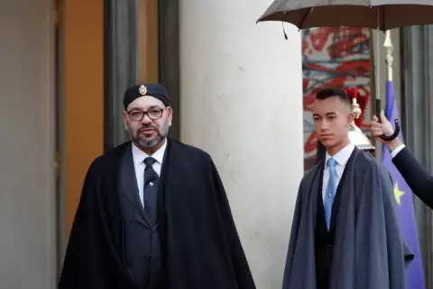 العاهل المغربي الملك محمد السادس ونجله ولي العهد الأمير مولاي الحسن لدى وصولهما إلى قصر الإليزيه في باريس بصورة من أرشيف رويترز..webp