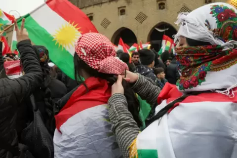نساء يضفرن شعرهنّ في العراق.. ا ف ب.webp