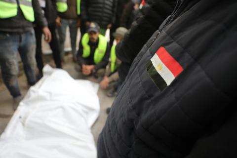 وصلت جثتا صحفيين اثنين تابعين للجنة المصرية إلى مستشفى الشفاء في غزة، بعد هجوم إسرائيلي استهدف سيارة تابعة للجنة في منطقة نتساريم وسط قطاع غزة. 21 يناير/كانون الثاني 2026. صورة: عمر أشتوي