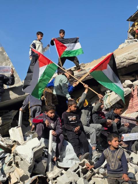 ُشارك الفلسطينيون في وقفة حداد عند موقع منزل عائلة الشنا المنهار في مخيم المغازي للاجئين، والذي أسفر عن مقتل اثنين من سكانه أمس، 6 يناير/كانون الثاني 2026. صورة: أحمد إبراهيم
