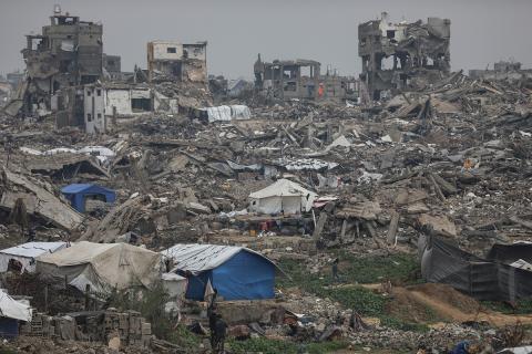 يواصل الفلسطينيون النازحون، الذين لجأوا إلى خيام مؤقتة ومدارس أو منازل متضررة بشدة، حياتهم وسط الأزمة الإنسانية المستمرة الناجمة عن الحصار الإسرائيلي في مخيم جباليا، شمال قطاع غزة، في 18 يناير/كانون الثاني 2026. صورة: عمر أشتوي