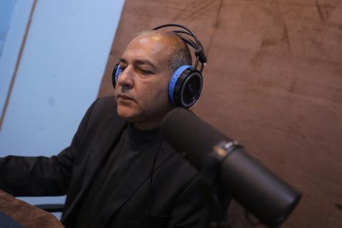 مذيع راديو فلسطيني يبث عبر الإنترنت من استوديوهات إذاعة صوت القدس في غزة، 24 يناير/كانون الثاني 2026. صورة: عمر أشتوي