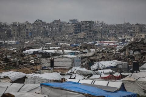 يواصل الفلسطينيون النازحون، الذين لجأوا إلى خيام مؤقتة ومدارس أو منازل متضررة بشدة، حياتهم وسط الأزمة الإنسانية المستمرة الناجمة عن الحصار الإسرائيلي في مخيم جباليا، شمال قطاع غزة، في 18 يناير/كانون الثاني 2026. صورة: عمر أشتوي