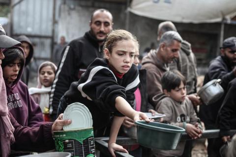 تلقى فلسطينيون، بينهم أطفال، وجبات ساخنة وزعتها إحدى الجمعيات الخيرية في مخيم النصيرات للاجئين، وسط نقص حاد في الغذاء ناجم عن الهجمات الإسرائيلية المستمرة وتدهور الأوضاع الإنسانية. النصيرات، وسط قطاع غزة. 26 يناير/كانون الثاني 2026. تصوير: معز صالحي