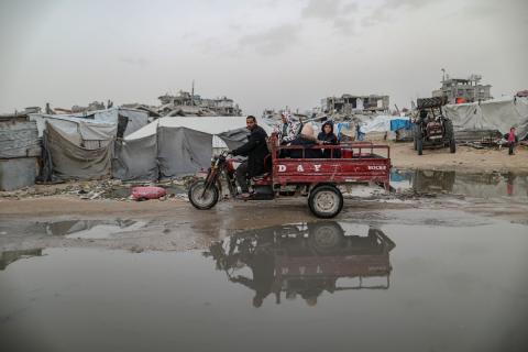 يُكافح الفلسطينيون النازحون لمواصلة حياتهم اليومية وسط الأنقاض التي خلّفتها الهجمات الإسرائيلية في جباليا، شمال قطاع غزة، في 12 يناير/كانون الثاني 2026. صورة: عمر أشتوي