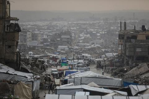 يواصل الفلسطينيون النازحون، الذين لجأوا إلى خيام مؤقتة ومدارس أو منازل متضررة بشدة، حياتهم وسط الأزمة الإنسانية المستمرة الناجمة عن الحصار الإسرائيلي في مخيم جباليا، شمال قطاع غزة، في 18 يناير/كانون الثاني 2026. صورة: عمر أشتوي