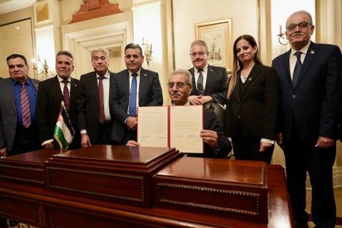 علي شعث، رئيس اللجنة التكنوقراطية الفلسطينية الجديدة لإدارة قطاع غزة، يلتقي بأعضاء اللجنة خلال الاجتماع الافتتاحي لـ