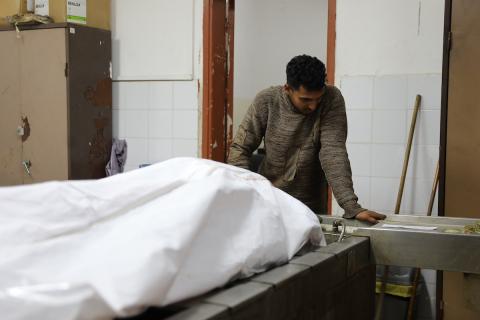 ودّعَ فلسطينيون جثمان يوسف الريفي في مستشفى الشفاء بمدينة غزة. وقد استُشهد في غارة جوية إسرائيلية على حيّ التفاح، شرق مدينة غزة. 27 يناير/كانون الثاني 2026. صورة: عمر أشتوي