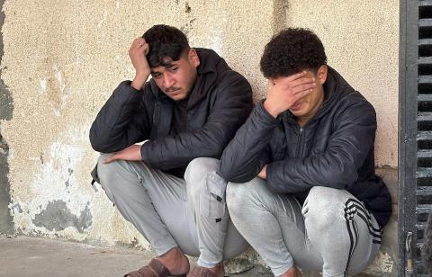 فلسطينيون يودعون جثامين ثلاثة مواطنين استشهدوا في غارات جوية إسرائيلية على مخيم المغازي للاجئين، قبل موكب جنازتهم في مستشفى الأقصى بدير البلح، وسط قطاع غزة. 30 يناير/كانون الثاني 2026. صورة: أحمد إبراهيم