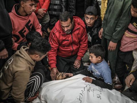 موكب جنازة فلسطينيين اثنين استشهدا في هجوم إسرائيلي على مخيم المغازي للاجئين وسط قطاع غزة. 30 يناير/كانون الثاني 2026. تصوير: رمزي أبو عامر
