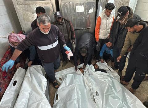 ودّع فلسطينيون ثلاثة جثامين في مستشفى شهداء الأقصى، بينهم أب وطفله، قُتلا بنيران الجيش الإسرائيلي شرق دير البلح في وسط قطاع غزة، في 21 ينايركانون الثاني 2026. (صورة أحمد إبراهيم)