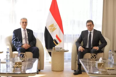 رئيس المخابرات المصرية يستقبل رئيس اللجنة الفلسطينية لإدارة قطاع غزة.webp