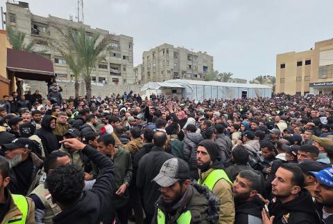 موكب جنازة ثلاثة صحفيين في مستشفى ناصر بخان يونس. وكان الصحفيون قد استشهدوا أمس عندما استهدف الجيش الإسرائيلي سيارة تابعة للجنة المصرية أثناء عملهم في منطقة الزهراء وسط قطاع غزة، 22 يناير/كانون الثاني 2026 (صورة: طارق محمد)