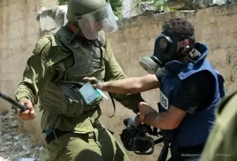 رصدت لجنة الحريات في النقابة، 42 حالة اعتقال بحق صحفيين وصحفيات فلسطينيين خلال عام 2025.webp
