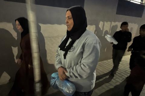 نُقل اثنا عشر أسيرًا فلسطينيًا، بينهم امرأة، أفرجت عنهم القوات الإسرائيلية، إلى مستشفى شهداء الأقصى في دير البلح، وسط قطاع غزة، في 11 يناير/كانون الثاني 2026، في مركبات تابعة للجنة الدولية للصليب الأحمر. (صورة: أحمد إبراهيم)