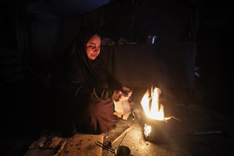 تفاقم معاناة النازحين في مدارس وكالة "الأونروا" أثناء الليل في ظل البرد القارس وانقطاع الكهرباء والغذاء، مدينة غزة، 7 يناير/كانون الثاني 2026. صورة: عمر أشتوي