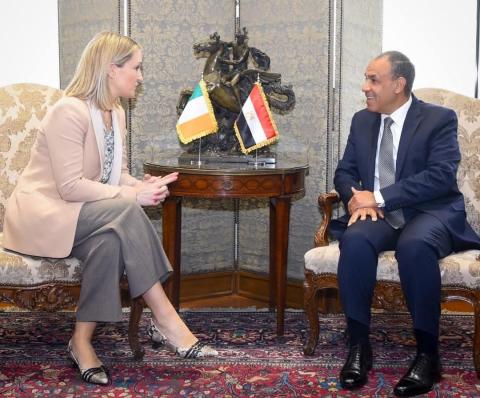 عبد العاطي مع وزيرة الخارجية والتجارة والدفاع الإيرلندية هيلين ماكنتي.jpg