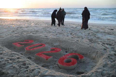 فلسطينيون يودعون عام 2025 بكتابة 2026 على رمال شاطئ غزة، 31 ديسمبركانون الأول 2025. صورة عمر أشتوي