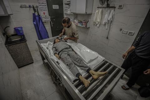 نُقل جثمان الطفلة الفلسطينية همسة حوسو، البالغة من العمر 12 عامًا، والتي قُتلت بنيران إسرائيلية في جباليا، إلى مستشفى الشفاء في مدينة غزة يوم الخميس 8 يناير/كانون الثاني 2026. (صورة: عمر أشتوي)