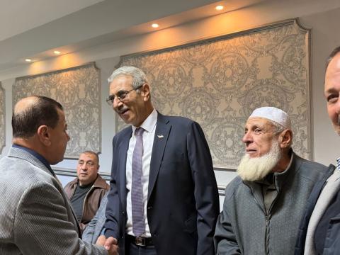 شعث يلتقي عائلات فلسطينية في القاهرة.jpg