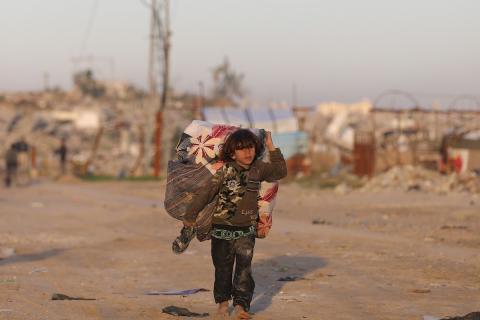 يمارس الفلسطينيون النازحون حياتهم اليومية في مخيم النصيرات بوسط قطاع غزة، في آخر يوم من عام 2025، في 31 ديسمبر/كانون الأول 2025، وسط ظروف إنسانية صعبة فرضها استمرار النزوح ونقص الاحتياجات الأساسية. صورة: رمزي أبو عامر