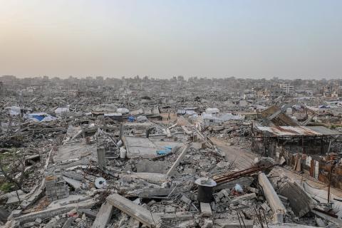 يُكافح الفلسطينيون النازحون لمواصلة حياتهم اليومية وسط الأنقاض التي خلّفتها الهجمات الإسرائيلية في جباليا، شمال قطاع غزة، في 12 يناير/كانون الثاني 2026.صورة: عمر أشتوي