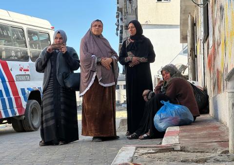 فلسطينيون ينعون جثمان رجل في مجمع الشفاء الطبي بمدينة غزة بعد وصوله إلى المستشفى إثر إصابته بجروح جراء غارة إسرائيلية، وسط مشاهد من الحزن والغضب،1 يناير/كانون الثاني 2026. تصوير: عمر أشتوي