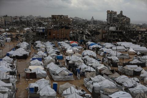 صورة عامة لمدينة الخيام حيث يكافح الفلسطينيون الأمطار الغزيرة والعواصف التي ألحقت أضرارًا بخيامهم في منطقة المقصي شمال مدينة غزة في 13 يناير/كانون الثاني 2026