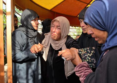 فلسطينيون ينعون جثمان رجل في مجمع ناصر الطبي بخان يونس جنوب قطاع غزة بعد وصوله إلى المستشفى إثر إصابته بجروح جراء غارة إسرائيلية، ١٠ يناير/كانون الثاني ٢٠٢٦. تصوير: محمد سلامة
