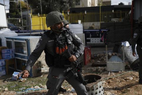 قوات إسرائيلية تهدم وتصادر عدد من المحلات التجارية المصنوعة من الكرفانات في السموع جنوب الخليل،31 ديسمبر/كانون الأول 2025. تصوير: مأمون وزواز
