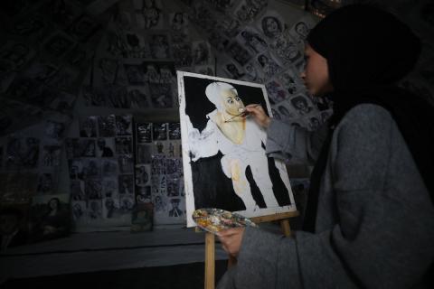 الفلسطينية مرَح خالد الزعانين (18 عاما) تحول خيمة نزوحها في مدينة غزة إلى معرض فني، 28 يناير/كانون الثاني 2026. تصوير: عمر أشتوي