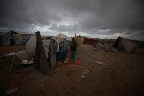 يحاول فلسطينيون استعادة ممتلكاتهم من موقع غارة جوية إسرائيلية استهدفت خيامًا في مدينة غزة ليلة أمس، 9 يناير/كانون الثاني 2026. صورة: عمر أشتوي
