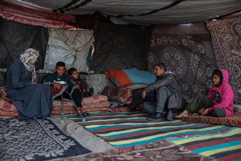 الطفل عمر حلاوة (13عاما) يزور مكان دفن ساقه المبتور يوميا، بعد إصابته في غارة إسرائيلية خلال الحرب على غزة، 31 ديسمبر/كانون الأول 2025. تصوير: عمر أشتوي