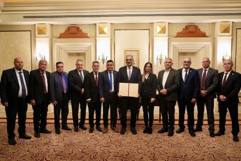 علي شعث، رئيس اللجنة التكنوقراطية الفلسطينية الجديدة لإدارة قطاع غزة، يلتقي بأعضاء اللجنة خلال الاجتماع الافتتاحي لـ