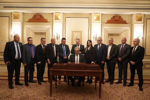 علي شعث، رئيس اللجنة التكنوقراطية الفلسطينية الجديدة لإدارة قطاع غزة، يلتقي بأعضاء اللجنة خلال الاجتماع الافتتاحي لـ