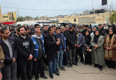 موكب جنازة ثلاثة صحفيين في مستشفى ناصر بخان يونس. وكان الصحفيون قد استشهدوا أمس عندما استهدف الجيش الإسرائيلي سيارة تابعة للجنة المصرية أثناء عملهم في منطقة الزهراء وسط قطاع غزة، 22 يناير/كانون الثاني 2026 (صورة: طارق محمد)