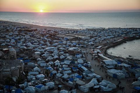 مشاهد عامة لخيام النازحين الفلسطينيين على شاطئ مدينة غزة. يعاني النازحون معاناة مضاعفة من ويلات النزاع وقسوة الأحوال الجوية، إذ لا توفر الخيام أي حماية من برد الشتاء القارس والأمطار الغزيرة، 3 يناير/كانون الثاني 2026. تصوير: عمر أشتوي