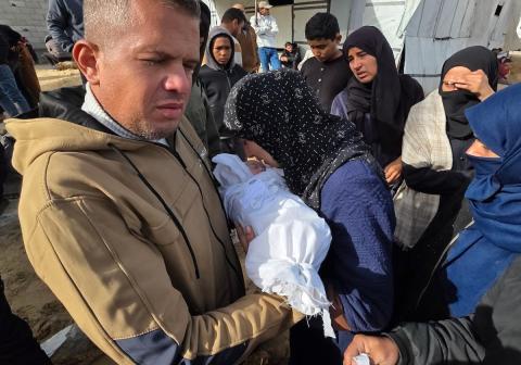 ينعى الفلسطينيون جثمان الطفلة سجود عليان في مجمع ناصر الطبي بمدينة خان يونس، جنوب قطاع غزة، في 24 يناير/كانون الثاني 2026، بعد سبعة أيام من ولادتها. (صورة: طارق محمد/وكالة الأنباء الفلسطينية)