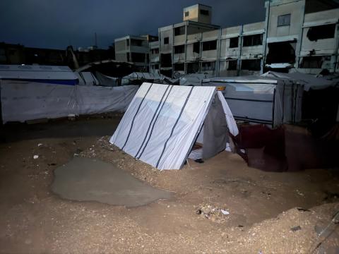 يُكافح الفلسطينيون النازحون، الذين يعيشون في خيام مؤقتة، من أجل البقاء في ظل ظروف قاسية ومعاناة متفاقمة، حيث اقتلعت الأمطار الغزيرة والعواصف العديد من خيامهم وأغرقتها في مدينة خان يونس جنوب قطاع غزة. 9 يناير/كانون الثاني 2026. صورة: محمد سلامة