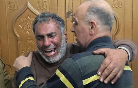 وصلت جثة مواطن وعدة مصابين إلى مجمع ناصر الطبي عقب هجوم إسرائيلي على خيمة تأوي نازحين في منطقة العطار (المواصي) بخان يونس، جنوب قطاع غزة، في 8 يناير/كانون الثاني 2026. (صورة: طارق محمد)