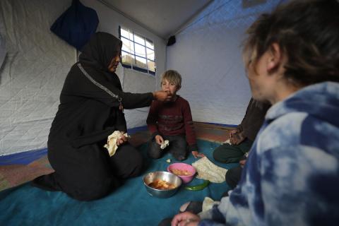 كفاح صبح (38 عامًا) فلسطينية، تكافح لإعالة أسرتها داخل خيمة ممزقة في مدينة غزة، وسط ظروف معيشية قاسية ونقص شبه تام في الضروريات الأساسية. 29 يناير/كانون الثاني 2026. تصوير: عمر أشتوي