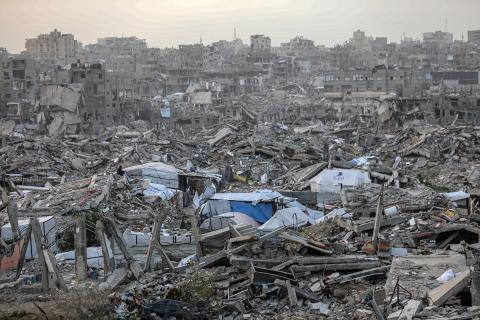 يُكافح الفلسطينيون النازحون لمواصلة حياتهم اليومية وسط الأنقاض التي خلّفتها الهجمات الإسرائيلية في جباليا، شمال قطاع غزة، في 12 يناير/كانون الثاني 2026. صورة: عمر أشتوي