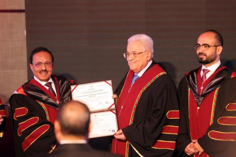 الرئيس الفلسطيني محمود عباس (أبو مازن) خلال زيارته للجامعة العربية الأمريكية ومنحه شهادة دكتوراه فخرية في العلوم الإنسانية، رام الله، الضفة الغربية، 15 يناير/كانون الثاني 2026. تصوير: ثائر غنايم