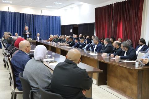 اجتمع وزير الداخلية زياد هبّ الريح، اليوم الأحد، مع محافظ أريحا والأغوار حسين حمايل.jfif